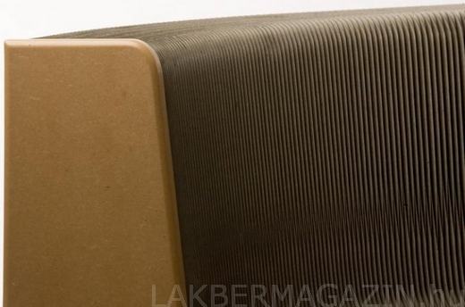 hajlékony és rugalmas, teljes egészében újrahasznosított papírból és hulladék fából készült különleges karton szék