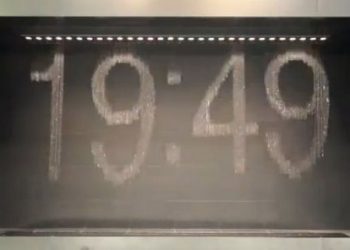 Digitális szökőkút design - pontos idő a lehulló vízcsepekkel