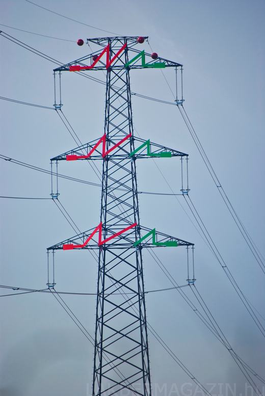 Az első látványoszlopokat a MAVIR a Martonvásár-Bicske 400 kV-os távvezeték M7-es autópálya kereszteződésénél építette meg az autópálya mindkét oldalán. Az első látványoszlopokat a MAVIR a Martonvásár-Bicske 400 kV-os távvezeték M7-es autópálya kereszteződésénél építette meg az autópálya mindkét oldalán.