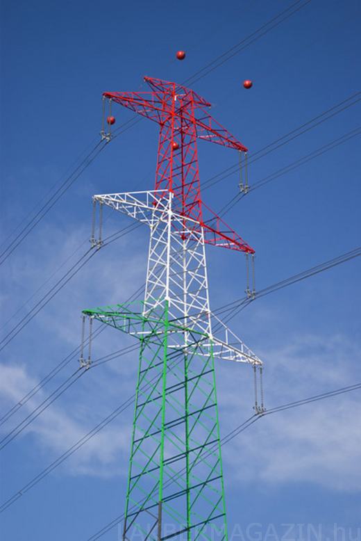 A második, hagyományostól eltérő, nemzeti színű távvezetéki oszlop 2010-ben valósult meg A második, hagyományostól eltérő, nemzeti színű távvezetéki oszlop 2010-ben valósult meg