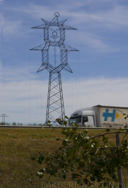bohócoszlop-nak nevezett távvezetéki oszlop bohócoszlop-nak nevezett távvezetéki oszlop