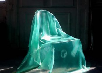 A rejtélyes szellem szék - egyedi formájú, átlátszó ülőbútor