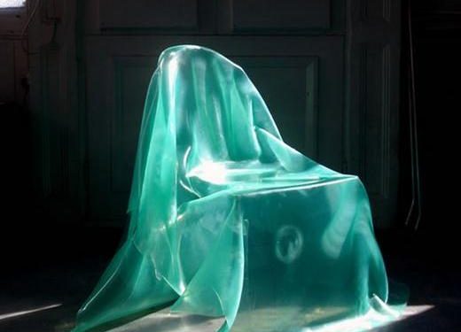 A rejtélyes szellem szék - egyedi formájú, átlátszó ülőbútor