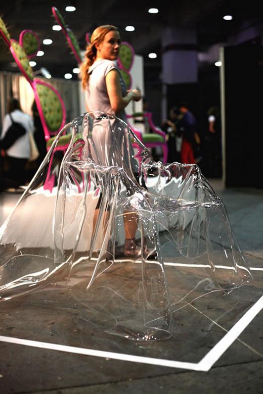 A rejtélyes szellem szék - egyedi formájú, átlátszó ülőbútor