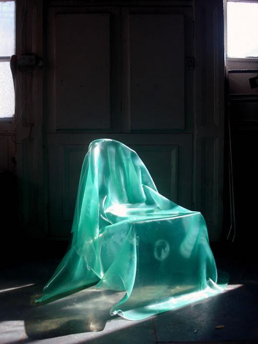 A rejtélyes szellem szék - egyedi formájú, átlátszó ülőbútor
