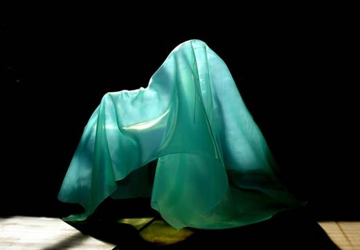 A rejtélyes szellem szék - egyedi formájú, átlátszó ülőbútor