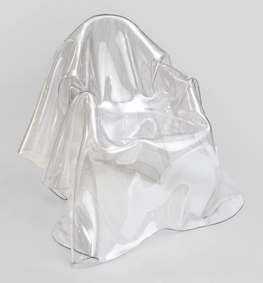 A rejtélyes szellem szék - egyedi formájú, átlátszó ülőbútor