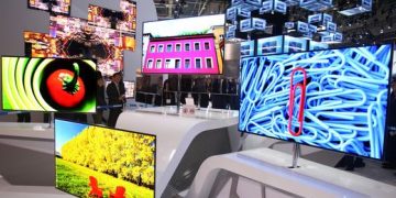 A világ legnagyobb, kereskedelmi forgalomban kapható OLED TV-jét mutatta be a Samsung