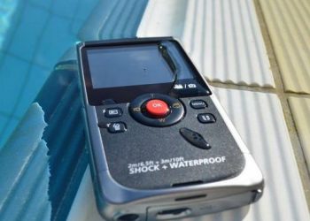 Víz, por és ütések. A Samsung W200 Full HD videokamera szinte mindent túlél.