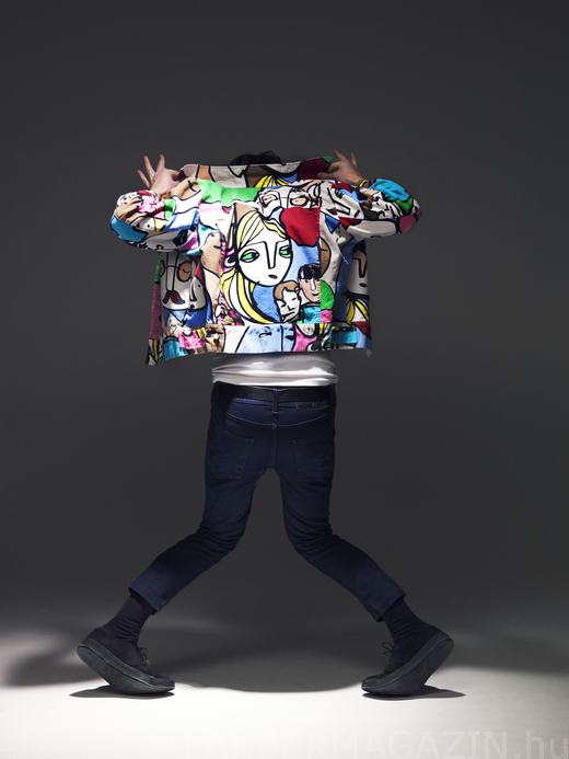 Ez a dzseki GULLVI szövetből készült. Bár a  Beckmans Formatervező Főiskolával közösen tervezett anyagot megtalálod a  helyi IKEA áruházban, ezt a kabátot nem fogod.