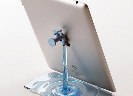 Ötletes iPad és iPhone tartó állvány a csapból folyó vizet formálva
