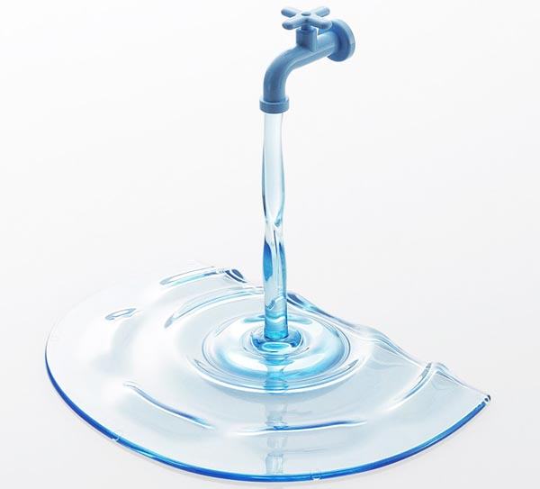 Ötletes iPad és iPhone tartó állvány a csapból folyó vizet formálva Ötletes iPad és iPhone tartó állvány a csapból folyó vizet formálva