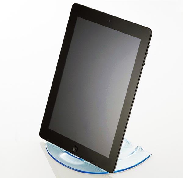 Ötletes iPad és iPhone tartó állvány a csapból folyó vizet formálva Ötletes iPad és iPhone tartó állvány a csapból folyó vizet formálva