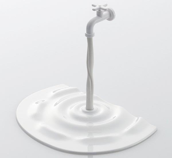 Ötletes iPad és iPhone tartó állvány a csapból folyó vizet formálva Ötletes iPad és iPhone tartó állvány a csapból folyó vizet formálva