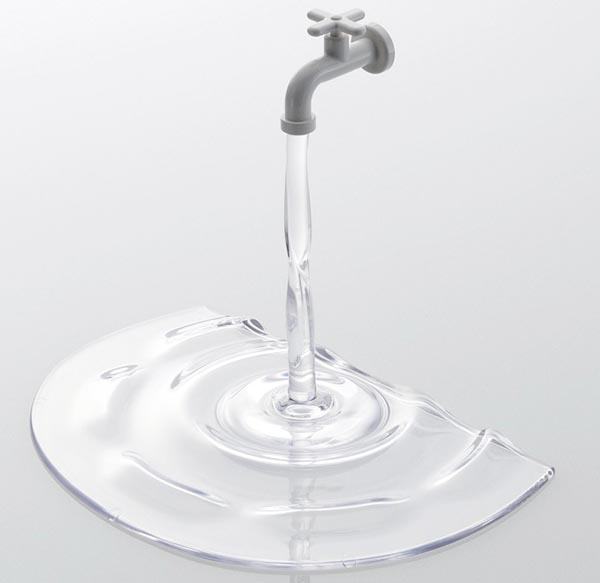 Ötletes iPad és iPhone tartó állvány a csapból folyó vizet formálva Ötletes iPad és iPhone tartó állvány a csapból folyó vizet formálva