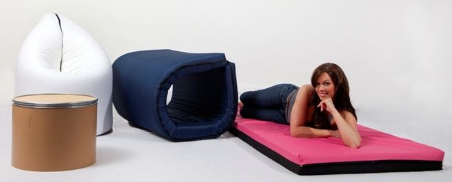 Praktikus bútor design - szivacsmatracból fotelágy húsz másodperc leforgása alatt - paq chair