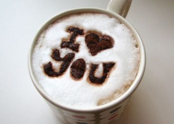 Valentin napi ötletek: apró figyelmesség kávé, tejhab díszítéssel