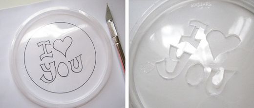 Valentin napi ötletek: apró figyelmesség kávé, tejhab díszítéssel