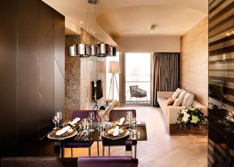 Elegáns kis luxuslakás, szép, meleg hangulatú belsőépítészeti megoldásokkal