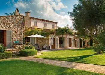 Modern, klasszikus és természetes finom összhangja egy gyönyörű villában Mallorcán