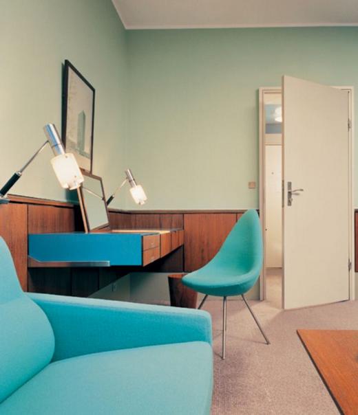 Arne Jacobsen a a huszadik század egyik kiemelkedő építésze volt aki a mindennapi élethez tervezett komplett beállításokat, elmosva a határokat építészet, enteriőr- és ipari tervezés között.