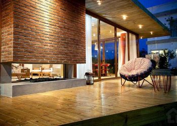 Kétoldalú kandalló design, kültéri és beltéri is egyben, a teraszon és a nappaliban is hangulatos 1