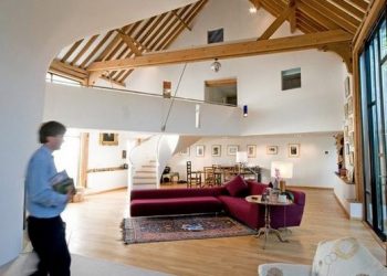 Pajta átalakítása lakóépületté, látványos építészeti megoldásokkal