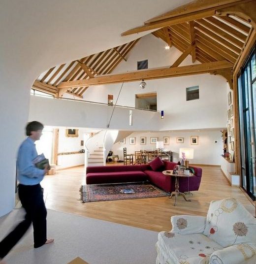 Pajta átalakítása lakóépületté, látványos építészeti megoldásokkal