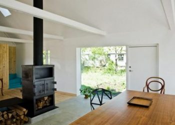 Fa, beton, türkiz és narancs - skandináv nyaraló egy pajtából