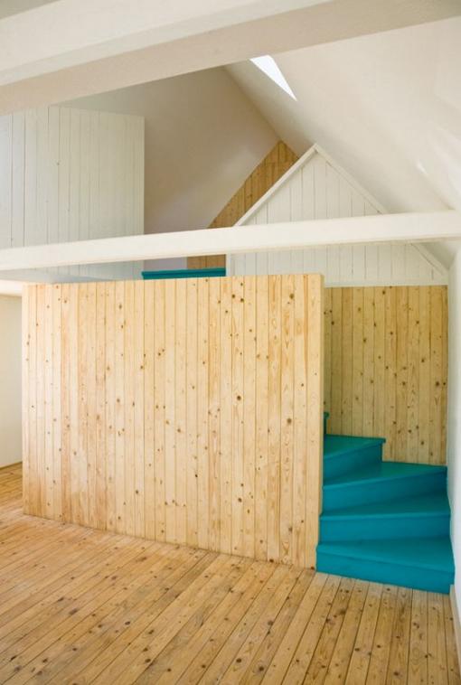 Fa, beton, türkiz és narancs - skandináv nyaraló egy pajtából