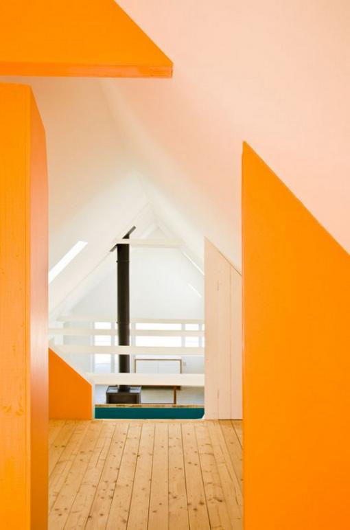 Fa, beton, türkiz és narancs - skandináv nyaraló egy pajtából