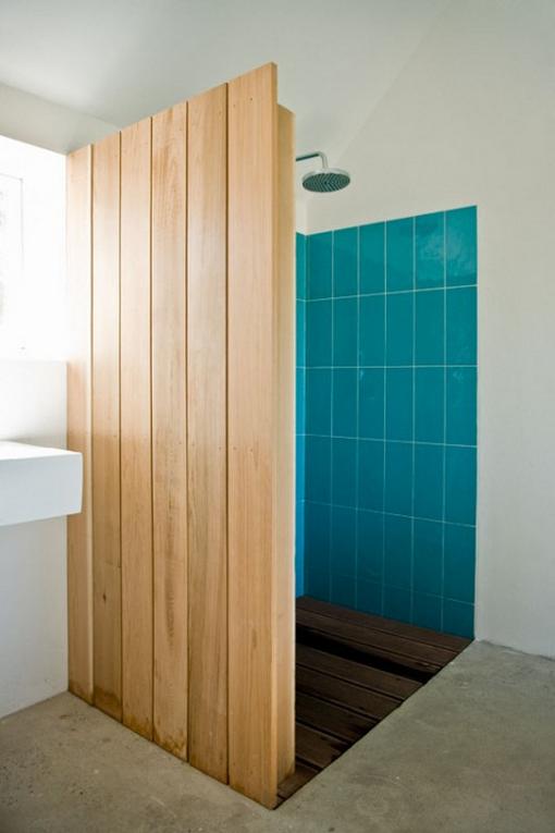 Fa, beton, türkiz és narancs - skandináv nyaraló egy pajtából