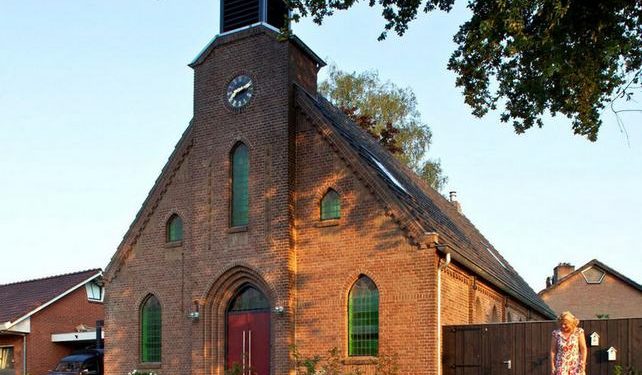Történelmi holland templom épület átalakítása egyedi loft otthonná 1