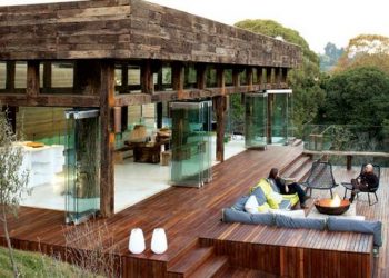 Modern nyaraló - üveg pavilon rusztikus anyaghasználattal