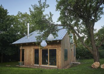 Fiatal grafikus lánynak tervezett fa szerkezetű otthon Nagykovácsiban - szurdokra néző faház a Zsíros-hegy lábánál