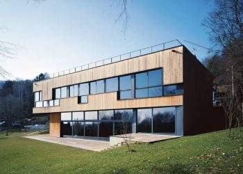 Fa és üveg épület Horvátországban