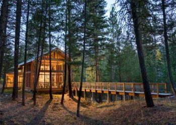 Erdei ház varázslatos környezetben és hatalmas nyitott belső térrel