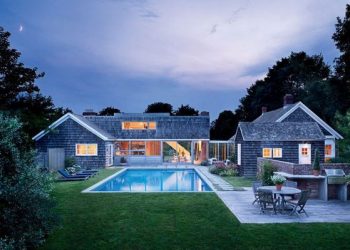 Három csűr, zsindely borítás és korszakokat összekötő építészet