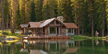 Rusztikus erdei, tóparti ház a hegyekben, varázslatos környezetben
