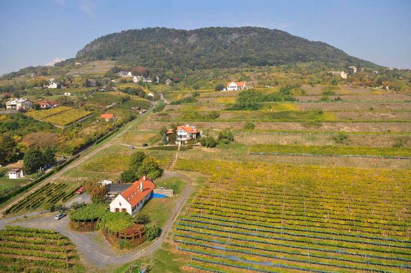 Veranda a sziklák alatt - Szeremley Huba