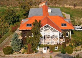 Veranda a sziklák alatt - Szeremley Huba háza Badacsonyban