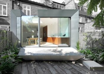 Látványos és elegáns polírozott cink homlokzat – kis minimál ház a Paul McAneary Architects-től 01