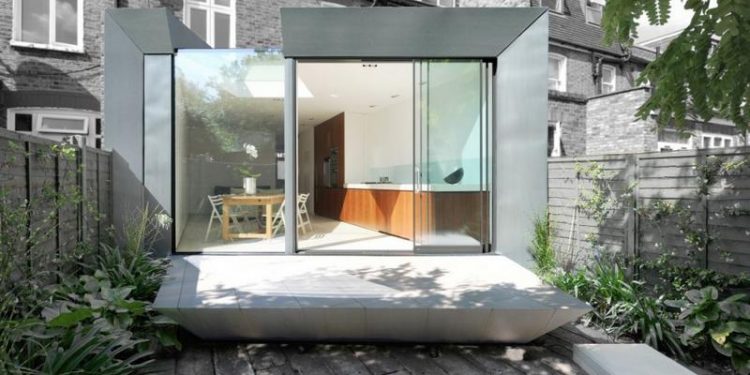 Látványos és elegáns polírozott cink homlokzat – kis minimál ház a Paul McAneary Architects-től 01
