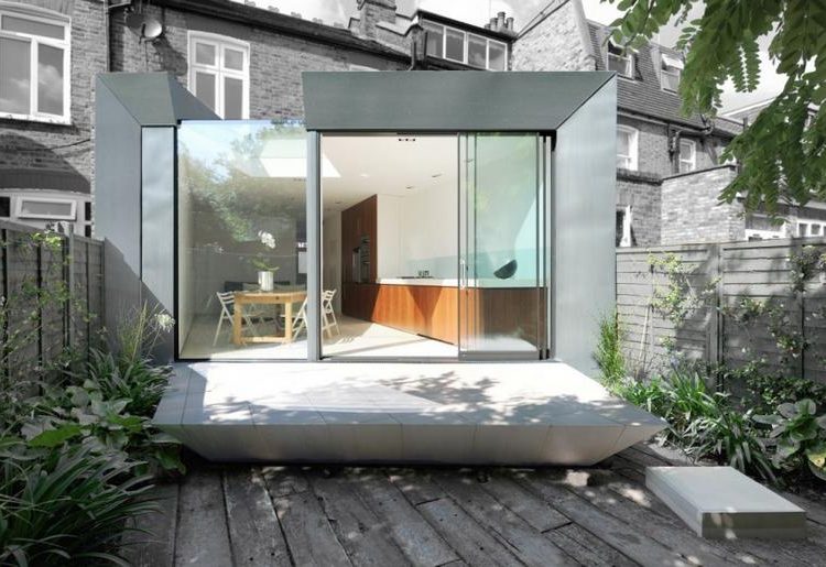 Látványos és elegáns polírozott cink homlokzat – kis minimál ház a Paul McAneary Architects-től 01