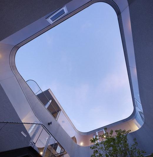 Ház a talajszint fölé emelve - mint egy madárfészekben | Toda House, Hiroshima 01