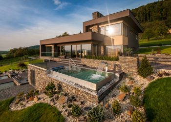 Funkcionalista és energiahatékony családi ház az erdő szélén