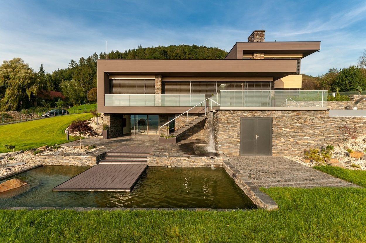 Funkcionalista és energiahatékony családi ház az erdő szélén