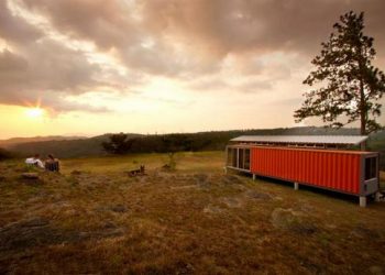 Álomotthon leselejtezett konténerekből