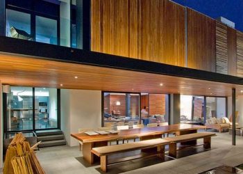 Casa RO - modern kétszintes ház, sok fa elemmel