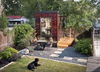 Iroda a hátsó udvarban - kis épület hőszigetelt szendvicspanelekből és égetett fával (shou-sugi-ban)